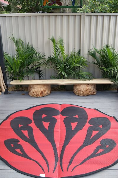 Red and black maori designs on mats